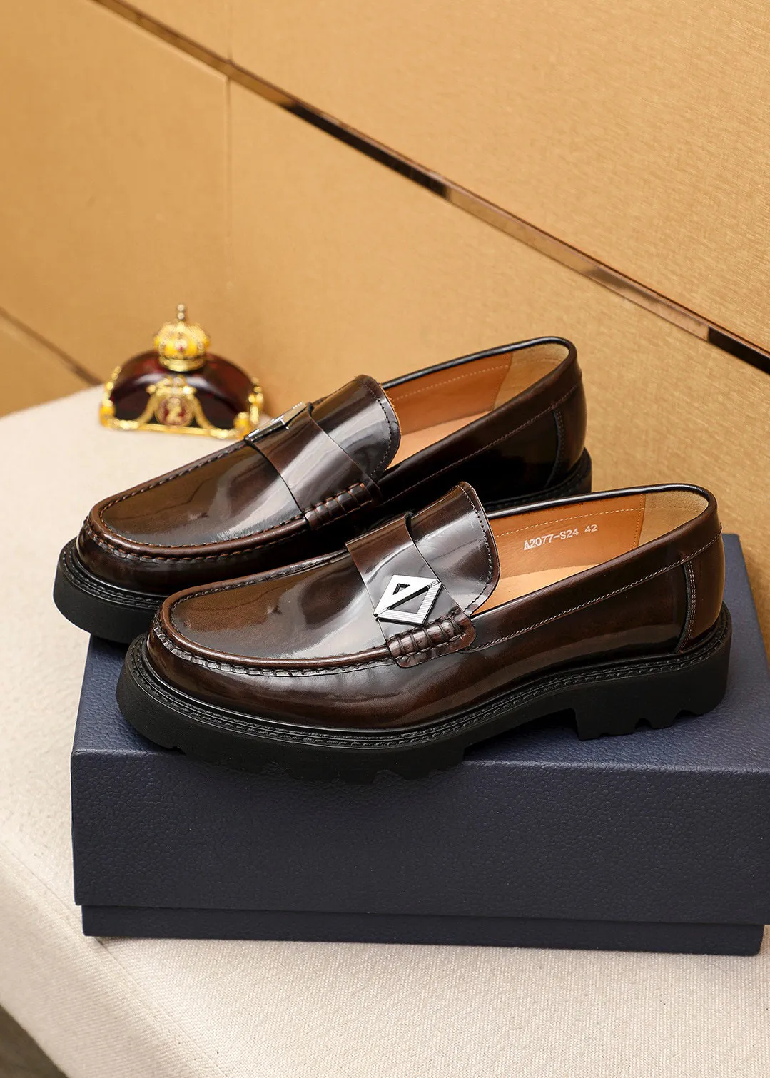 Men's shoes 💰480 💐 Product trademark: Dior "Dior" casual leather shoes Regular size: 39-44 (45🉑️customized) Product materials: Selected Italian imported first-layer beaded cowhide upper + classic hardware buckle, imported water-dyed 🐂 cowhide lining. Strong three-dimensional visual effect, original outsole Color: 3⃣️colors available